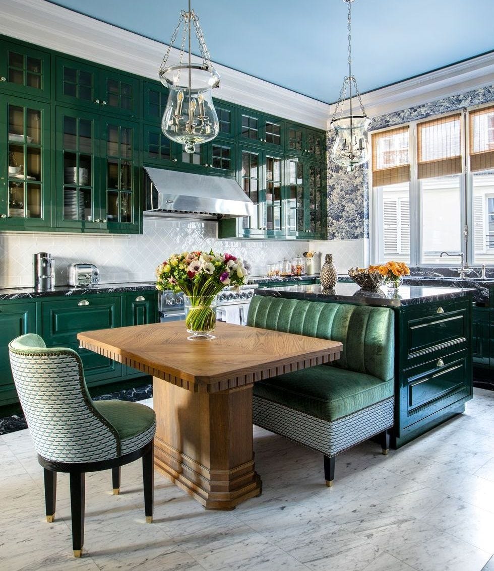 cocina en negro y verde con estores de caña