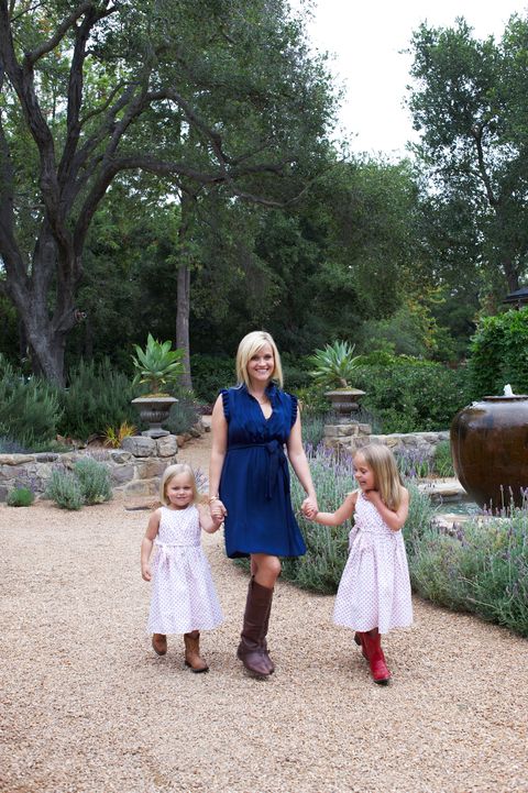 Reese Witherspoon avec ses nièces Draper et Abby chez elle à Ojai, en Californie. Kristen Buckingham Witherspoon. Robe par Derek Lam.