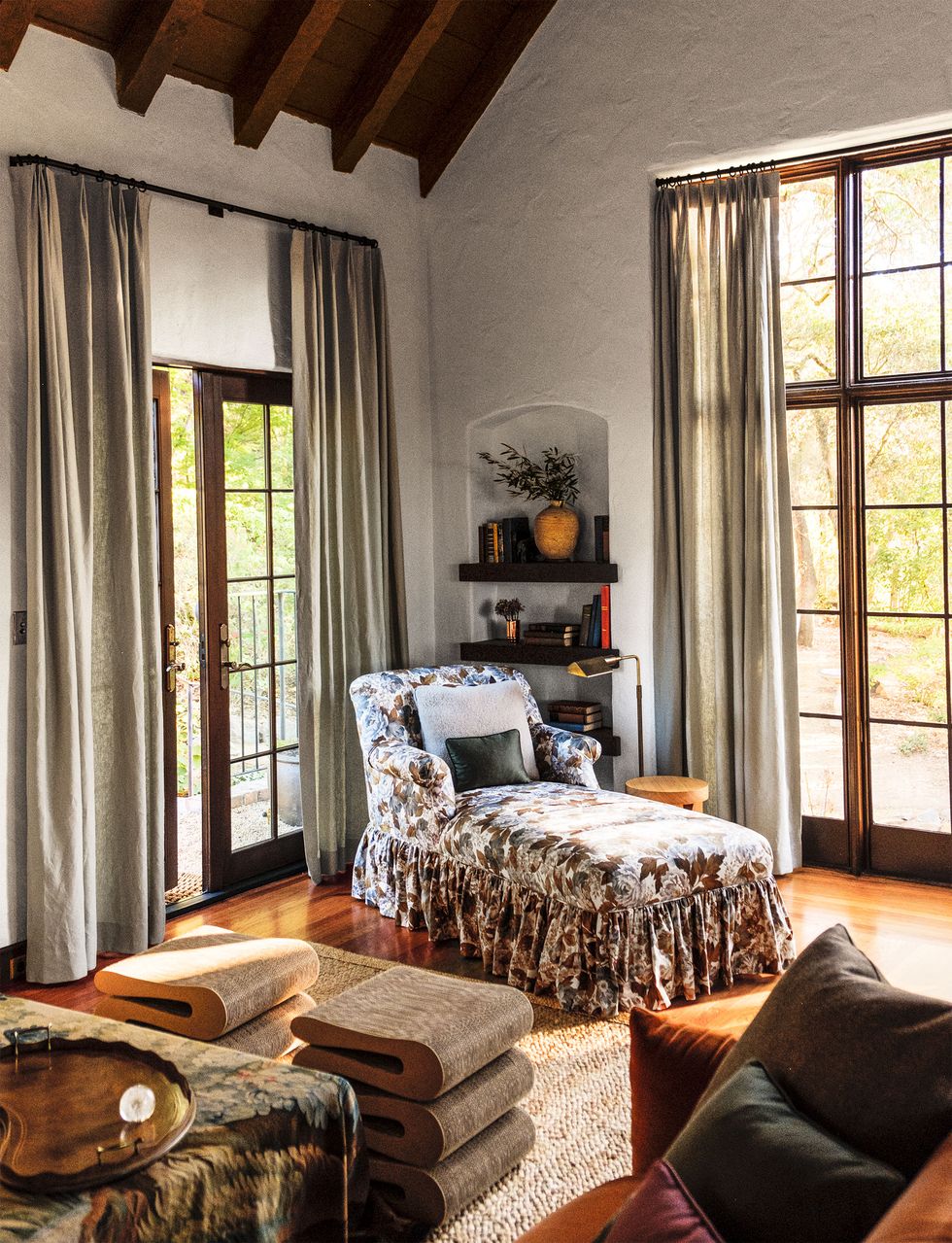 Are Valance Curtains for Living Rooms Out of Style?