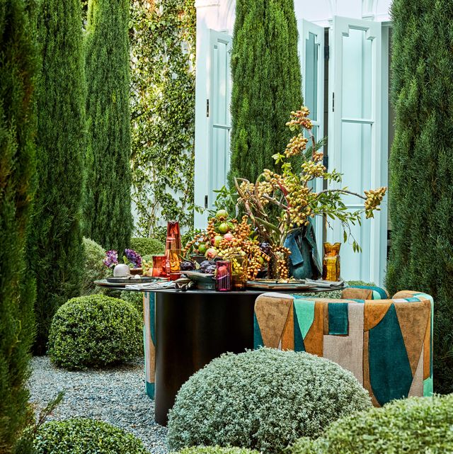 an outdoor tablesetting in the garden of kelly wearstler’s southern california home
