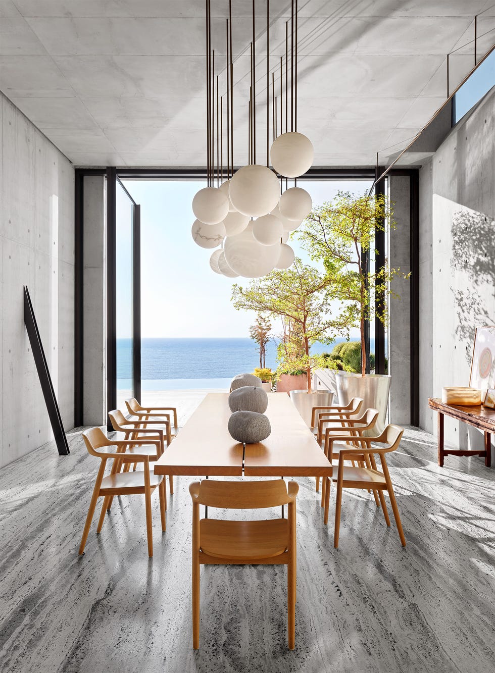 una casa en estilo mediterráneo en líbano con un comedor hacia el mar