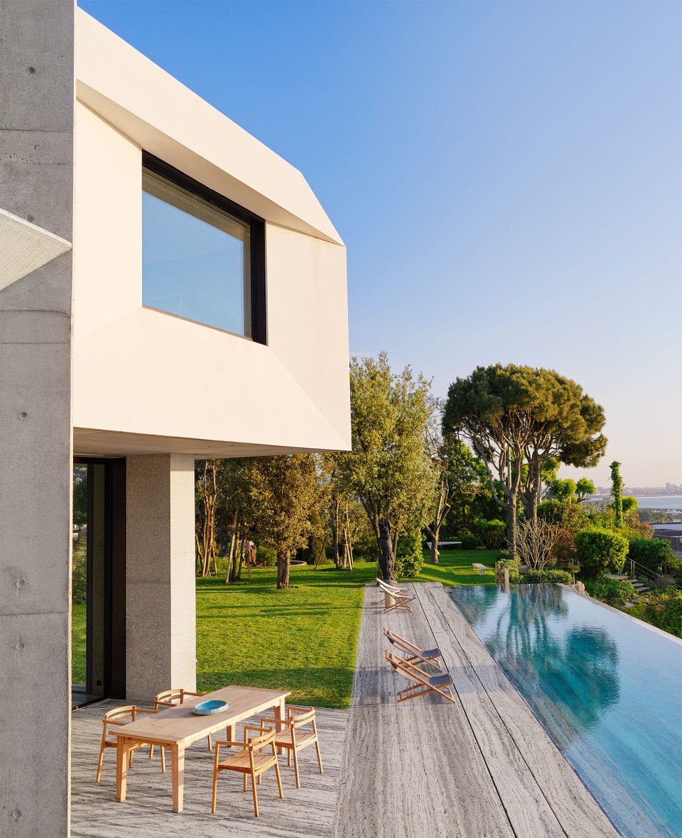 una casa en estilo mediterráneo en líbano con piscina