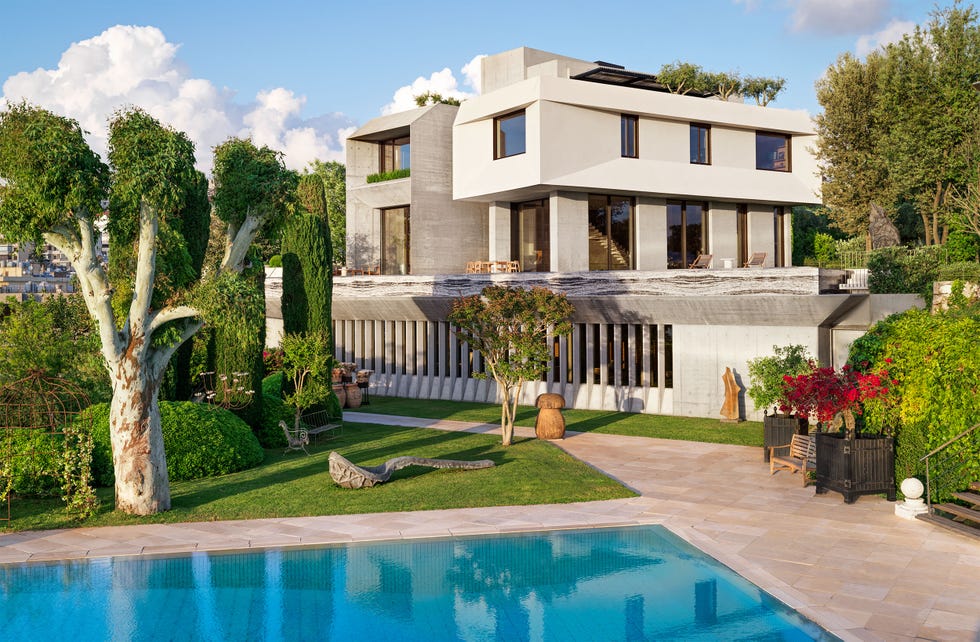 una casa en estilo mediterráneo en líbano con piscina