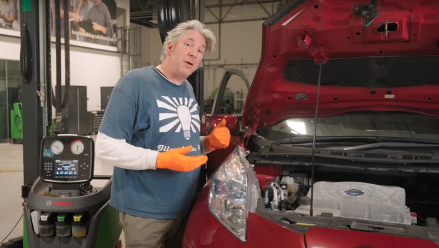 Edd China lo hace otra vez: El mecánico más famoso de la TV repara la  batería de un coche eléctrico