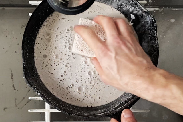 cleaning cast iron pan