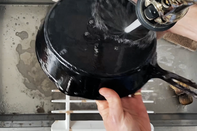 rinsing cast iron pan