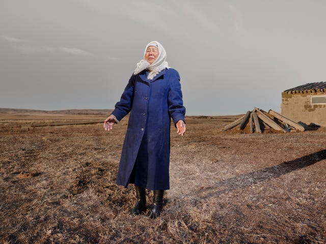 een persoon in een blauwe jas