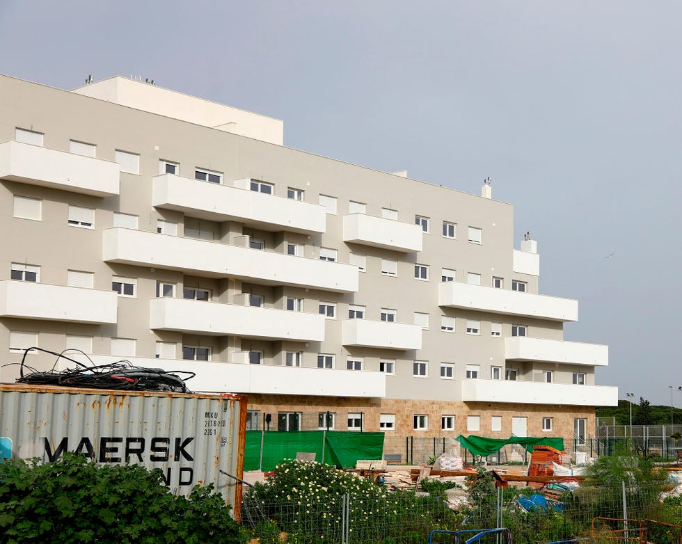 el edificio en el que vivirá la pareja con piscina