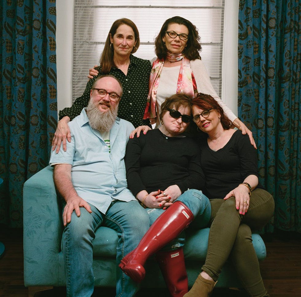 Robb en Alesia Stubblefield met hun dochter Katie Achter hen twee van de Geographicmedewerkers die ruim twee jaar hebben gewerkt aan Katies verhaal journalist Joanna Connors links en fotograaf Maggie Steber
