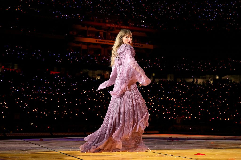 1024px x 682px - All About Taylor Swift's Eras Tour Setlist and Outfit Changes