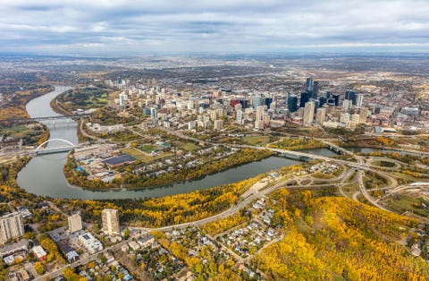 EDMONTON ALBERTAVorig jaar opende het nieuwe Royal Alberta Museum zijn deuren met de opdracht om meer aandacht te besteden aan de culturen van de Canadese indianenbevolking de First Nations In het grootste cultuur en natuurhistorische museum van westelijk Canada worden de verhalen en talen van inheemsCanadese volken belicht in zes interactieve zalen De Manitou Stone een vierenhalf miljard jaar oude meteoriet die een grote spirituele waarde voor de First Nations en het Mtisvolk heeft vormt het middelpunt van een cirkelvormige ruimte waar bezoekers in stilte kunnen nadenken en mediteren De opening van het museum heeft de gezinsvriendelijke wijk Arts District waar zich ook de Art Gallery of Alberta bevindt nieuw leven ingeblazen