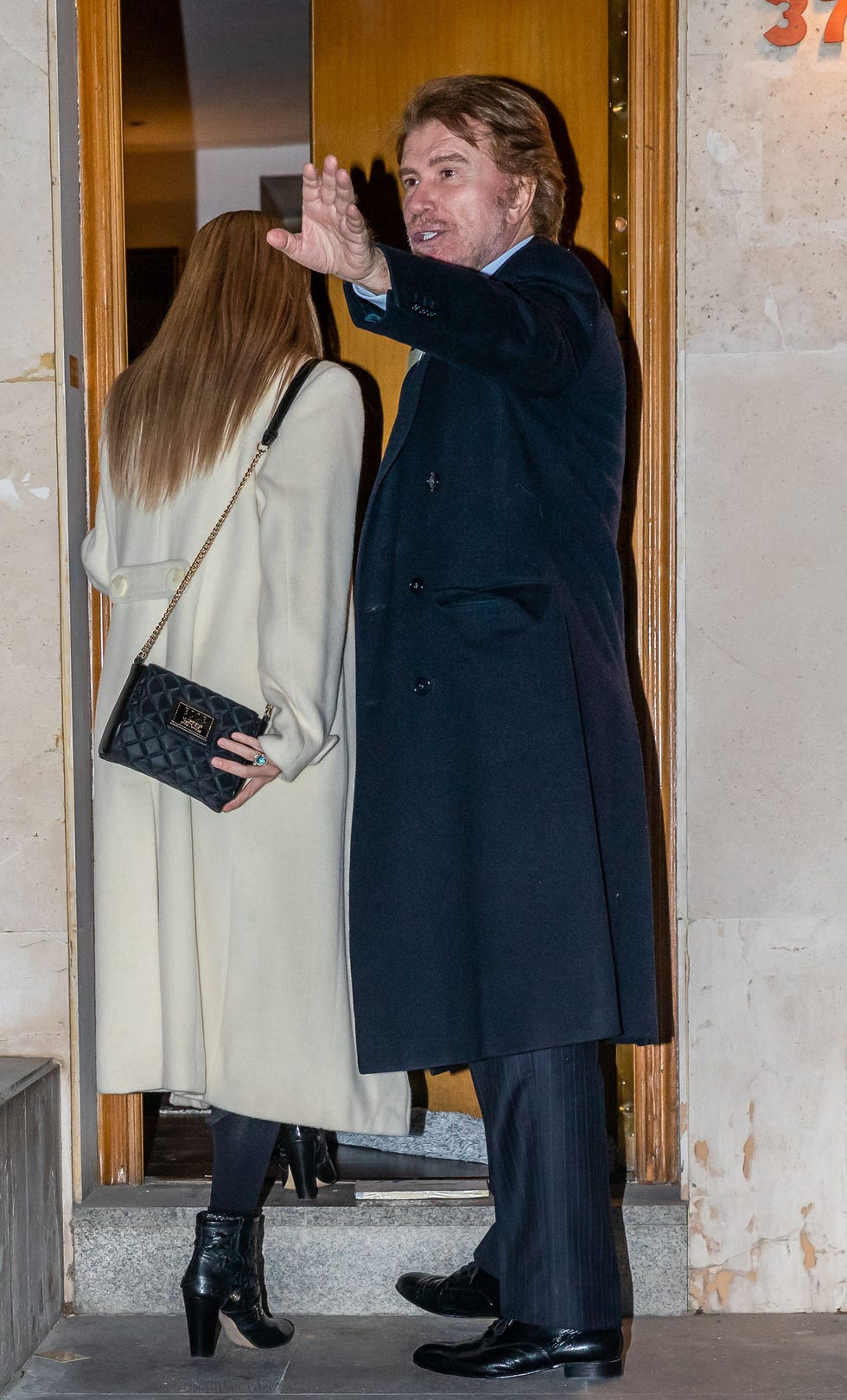 Edmundo Arrocet y su nueva amiga disfrutan de una cena romántica en Madrid