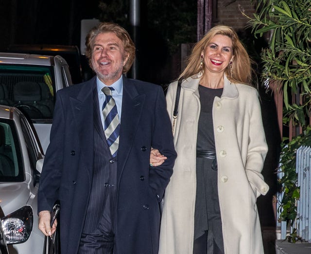 ROMANTICA CENA DE EDMUNDO CON SU AMIGA RUBIA