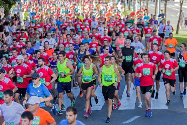 cientos de corredores corren la edp san fermín media maratón en pamplona