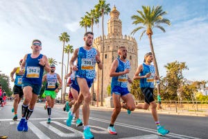 corredores en la edp media maraton de sevilla