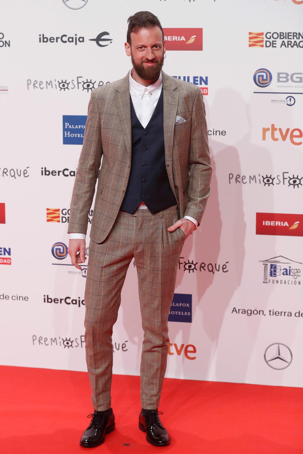 Suit, Carpet, Red carpet, Clothing, Fashion, Formal wear, Premiere, Outerwear, Flooring, Blazer, 