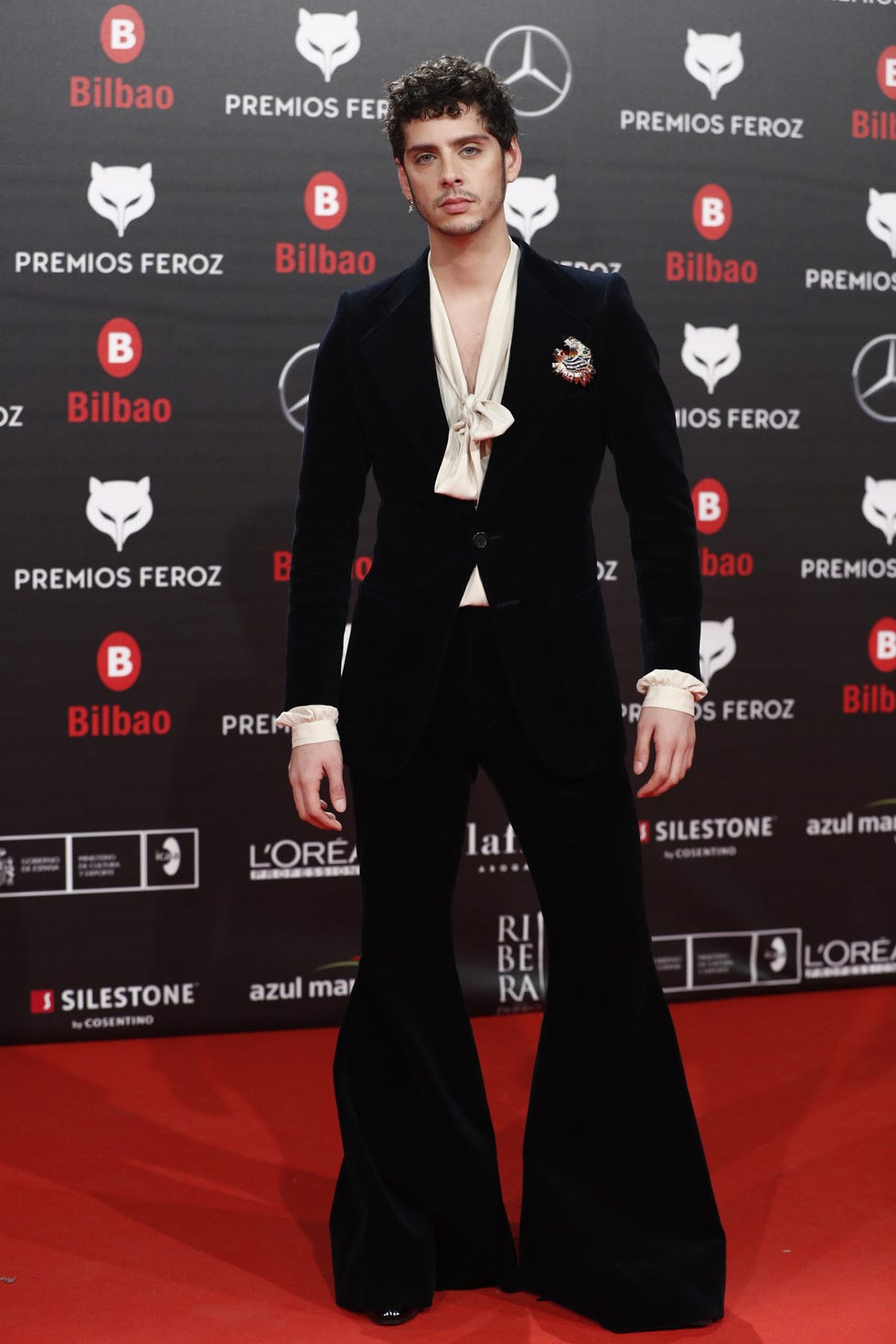 Red carpet, Carpet, Clothing, Red, Flooring, Suit, Premiere, Formal wear, Dress, Event, 