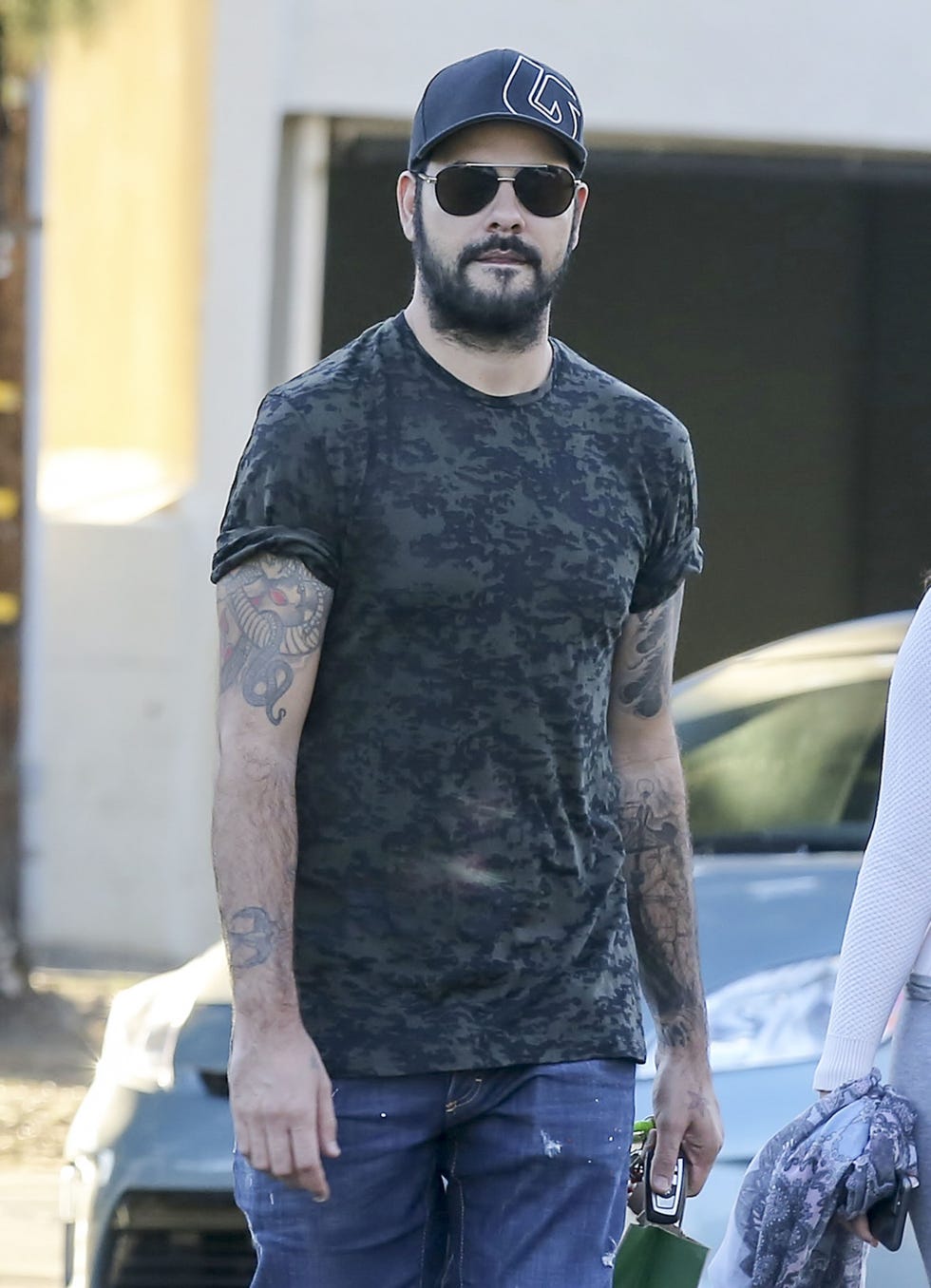 eduardo cruz  paseando con gorra y gafas de sol los angeles, california en 2018
