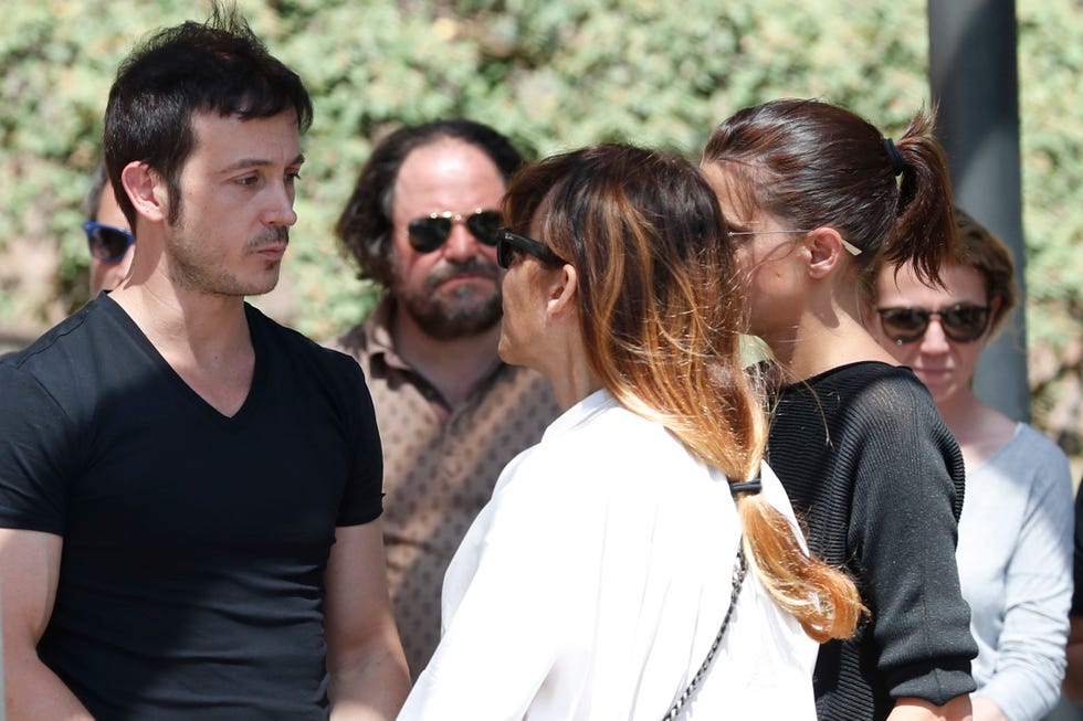 Macarena Gómez y Antonia San Juan, en el funeral de Eduardo Gómez