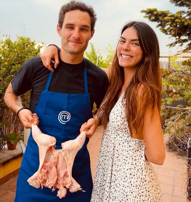 el concursante de 'masterchef celebrity' posa con la actriz fallecida en accidente de tráfico