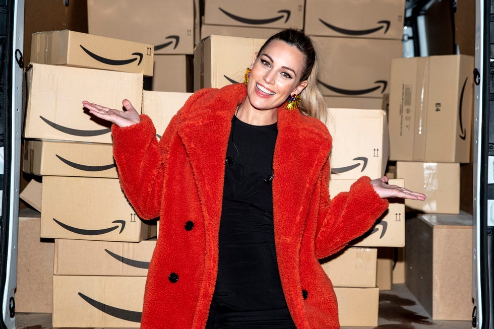 edurne junto a los regalos de amazon
