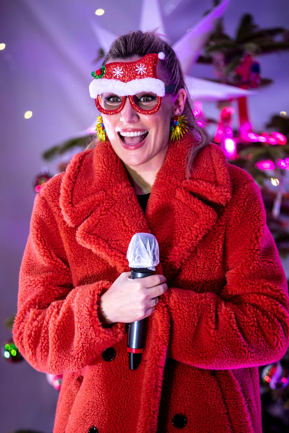 edurne con unas gafas decoradas de navidad con orejas de reno