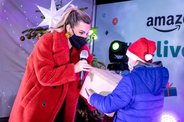 edurne repartiendo regalos