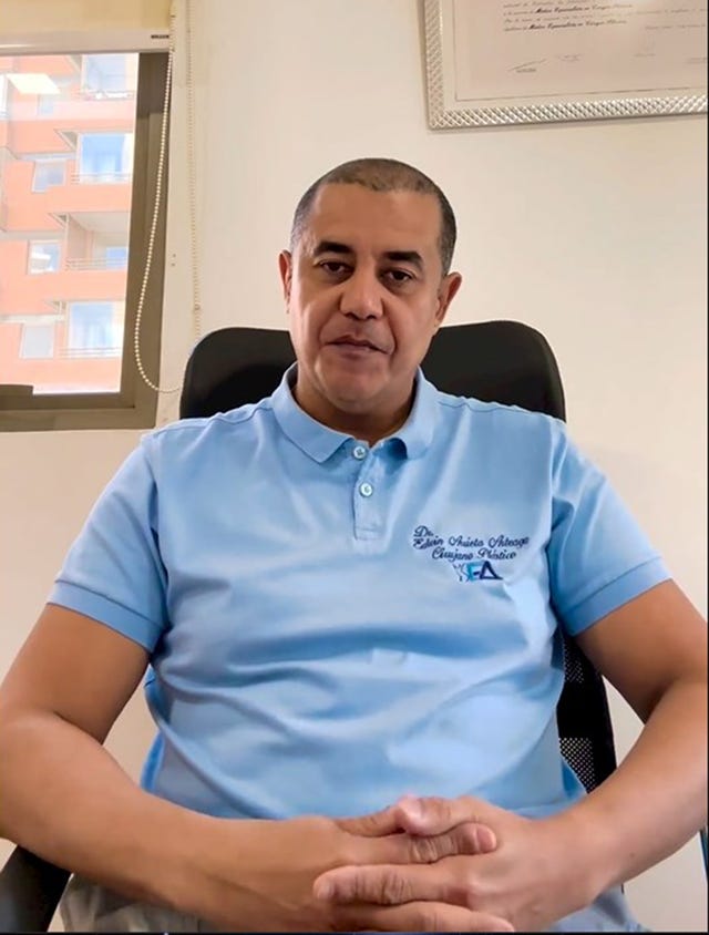 el cirujano colombiano en su consulta
