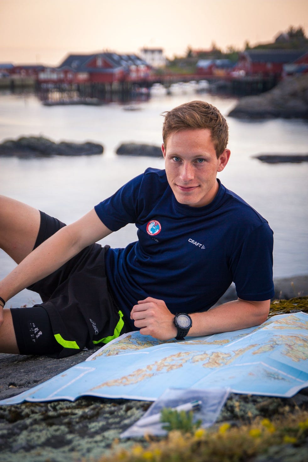 Andreas plant de eerste kilometers van zijn hike over de Lofoten