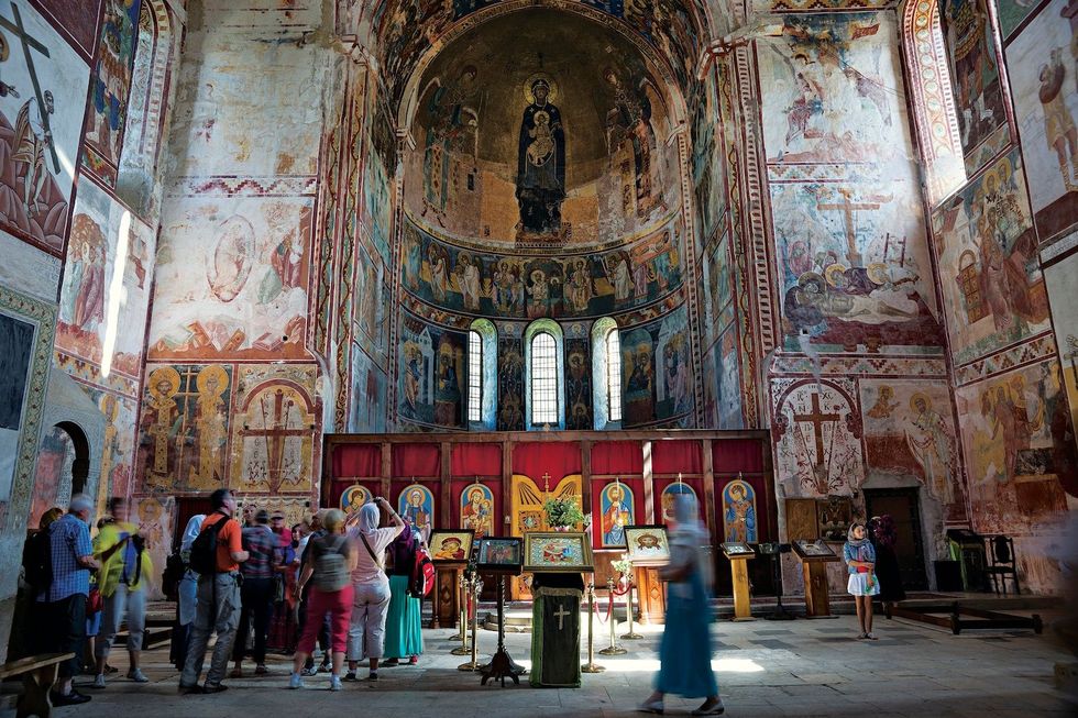 Bij Koetaisi sieren Byzantijnse frescos de muren van het klooster van Gelati waar bezoekers komen om te bidden en de iconen te kussen