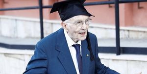 この夏、96歳で大学を卒業したという、何ともパワフルなおじいちゃんが誕生！﻿　子供の頃の貧困や、第2次世界大戦、さらには新型コロナウイルスによるパンデミックを経験するジュゼッペ・パテルノさんが卒業試験を突破し、﻿イタリア最高齢での大学卒業生となったことがニュース﻿となっている。