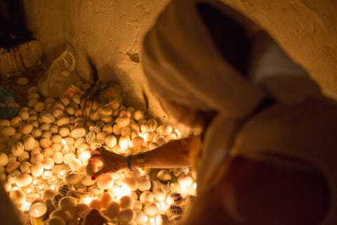 Pelgrims zetten eieren met handgeschreven wensen voor het komende jaar bij een steen in de synagoge die meer dan 2500 jaar geleden uit Jeruzalem zou zijn meegenomen