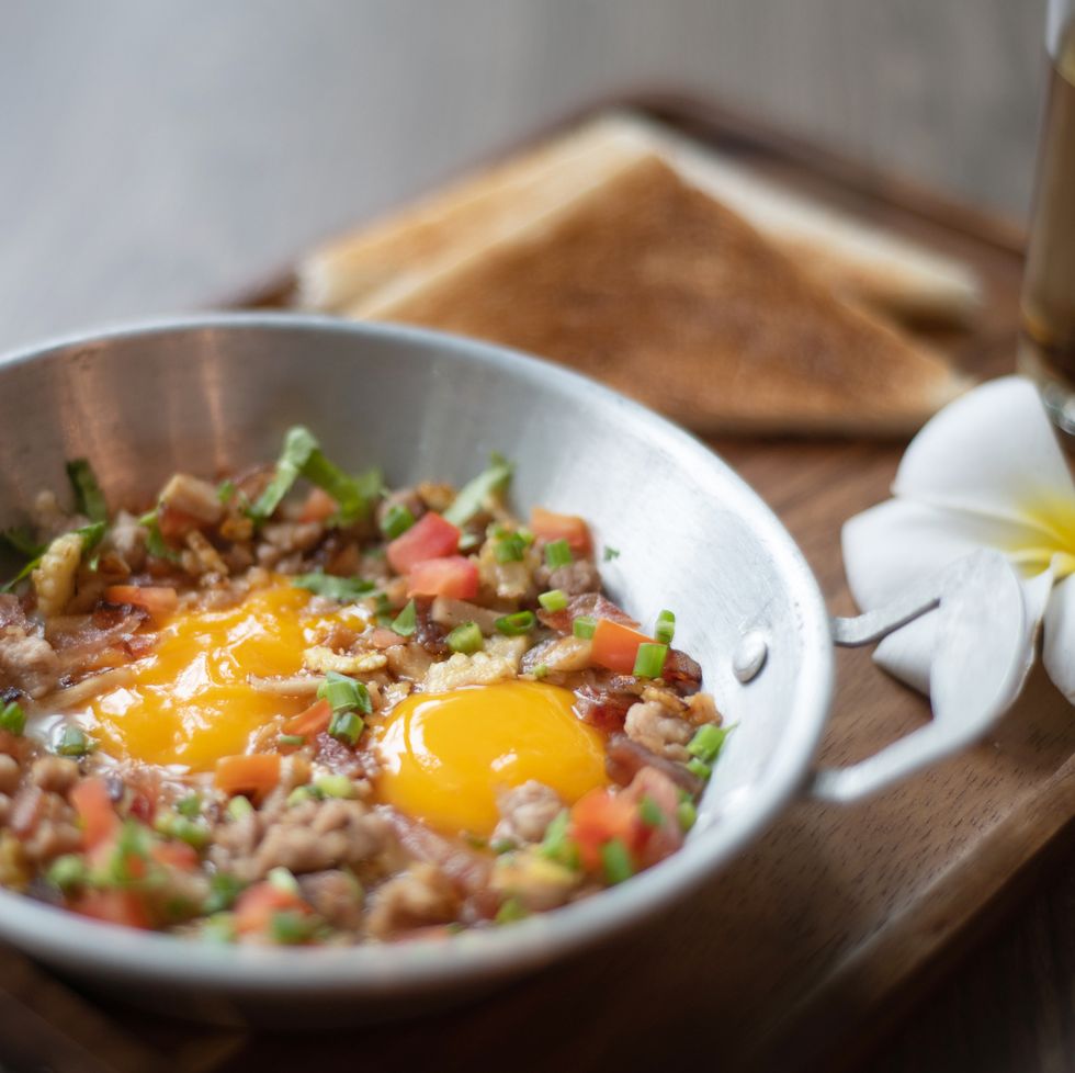 egg in pan breakfast
