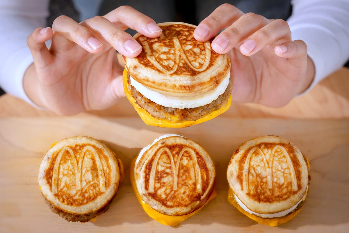 注意！麥當勞神級漢堡McGriddles「厚鬆餅堡系列」11/13快閃1個月開賣，價格、供應時間搶先看！