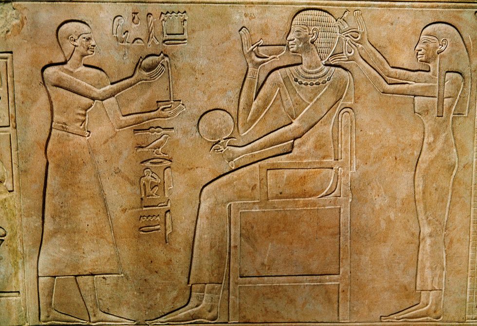 Deze relifs op de sarcofaag tonen koningin Kaoeit bij haar dagelijkse bezigheden Zij was de Koninklijke Vrouwe van Mentoehotep II Geheel rechts drinkt ze uit een drinkschaal terwijl haar pruik wordt gekapt links pakt ze een beker aan die haar wordt aangereikt door een bedien