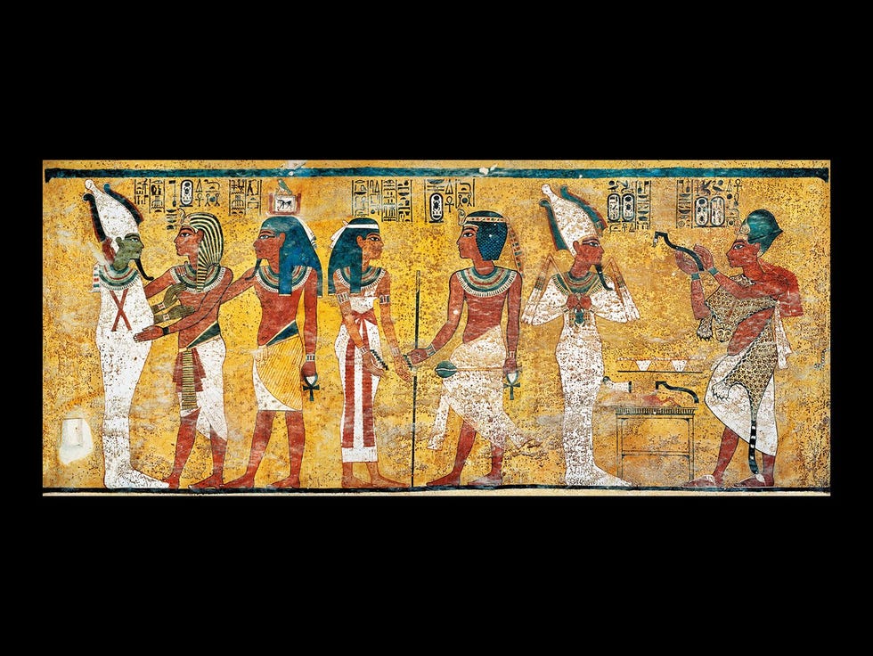 De schat die de wereld deed duizelen Drie taferelen op de noordwand van Toetanchamons grafkamer verbeelden zijn weg naar het hiernamaals Rechts zien we het openen van de mond een ritueel waarmee Toetanchamons opvolger Eje met de rituele dissel in de hand de mummie van de farao hier afgebeeld als Osiris symbolisch tot leven wekt In het middelste tafereel wordt Toetanchamon nu gekleed als levende koning door hemelgodin Noet verwelkomd in het godenrijk Links omhelzen Toetanchamon met gestreept hoofdsieraad en zijn ka de god Osiris met wie hij uiteindelijk n wordt