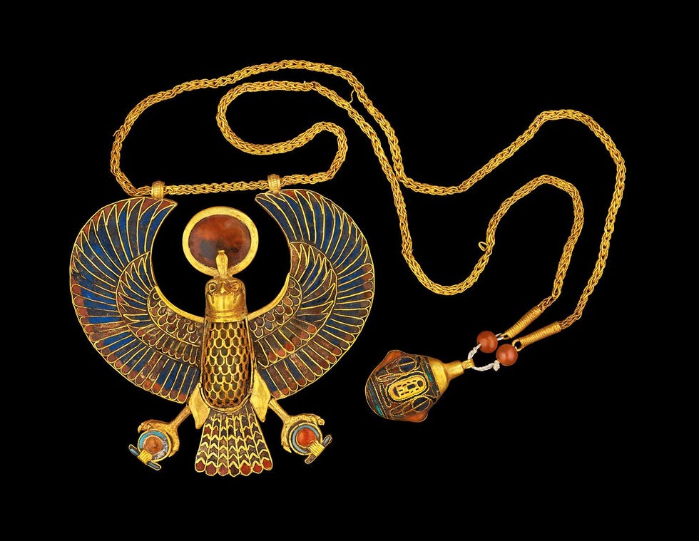 De schat die de wereld deed duizelen Koning Toetanchamon leefde in weelde en stierf onverwacht in zijn tienerjaren In zijn tombe werden ruim tweehonderd sieraden gevonden waaronder deze prachtige hanger in de vorm van een valk die hijzelf moet hebben gedragen