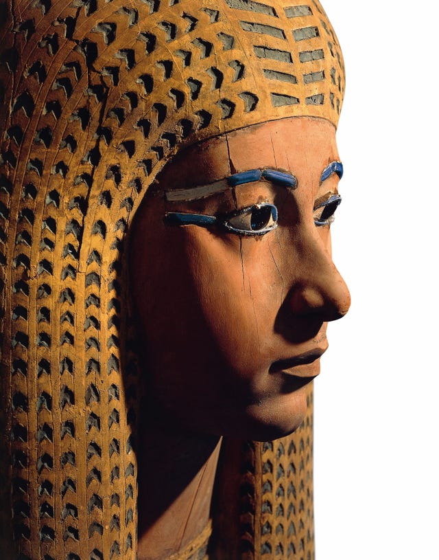 Op dit detail van het gezicht van prinses Meritamon zoals dat is uitgesneden op haar sarcofaag zien we haar met een nadenkende uitdrukking en met de typisch Egyptische makeup die het accent legt op de ogen