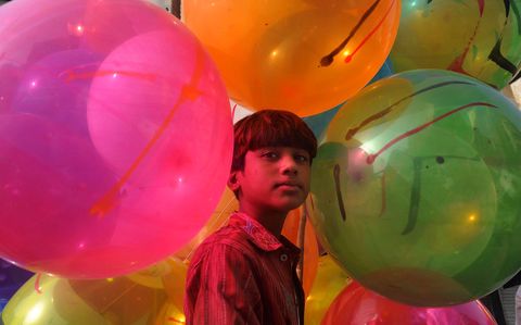 Ballonnen in alle kleuren van de regenboog vullen de drukke straten van Karachi en worden vaak aan kinderen cadeau gedaan tijdens het Suikerfeest