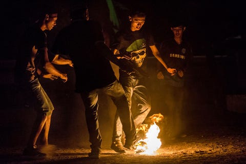 Een groep mannen speelt een potje bola api of vuurvoetbal voor de start van het Suikerfeest in Yogyakarta