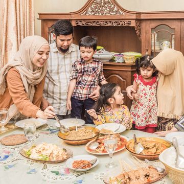 what is eid alfitr  family eating in dining room