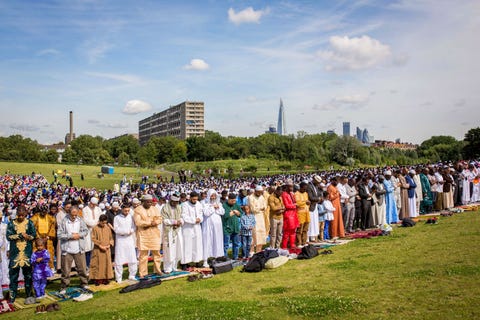 Moslims bidden in rijen tijdens het Southwark Eid Festival in het Burgess Park in Londen