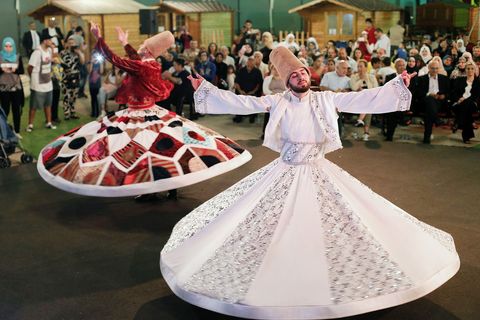 Draaiende derwisjen leden van een bepaalde groep moslims die zich onderscheiden door hun extatische dans treden op voor een menigte in Beiroet