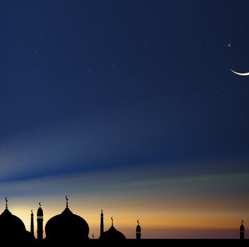 maan boven een moskee