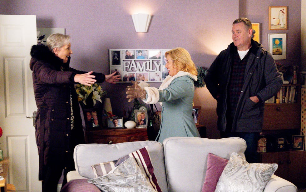 embargo 180225 0001 eileen, julie, coronation street