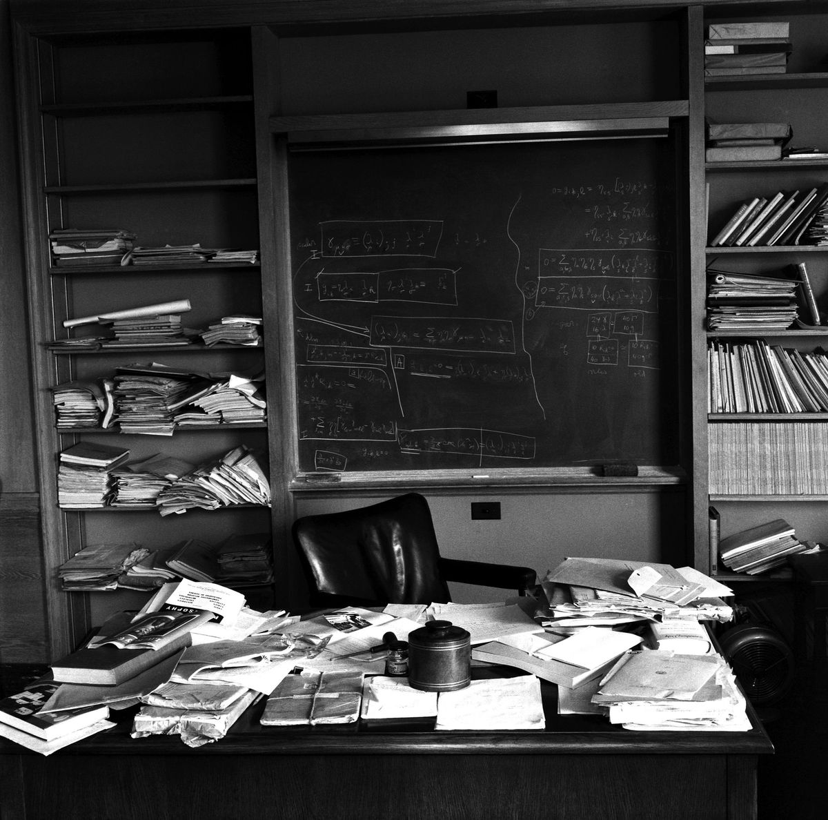 Het kantoor van Albert Einstein in Princeton werd enkele uren na zijn dood op 18 april 1955 gefotografeerd precies zoals de Nobelprijswinnaar het had achtergelaten