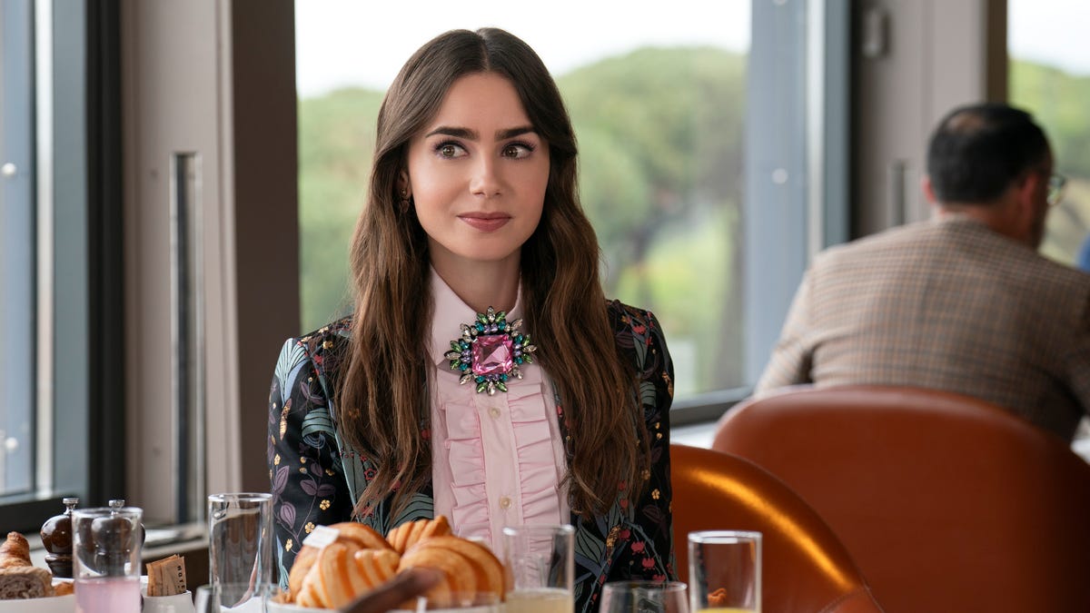Vorschau auf „Lily Collins und Ashley Park: Rangfolge der Liebesinteressen in ‚Emily in Paris‘“ | Ask Me Anything | ELLE
