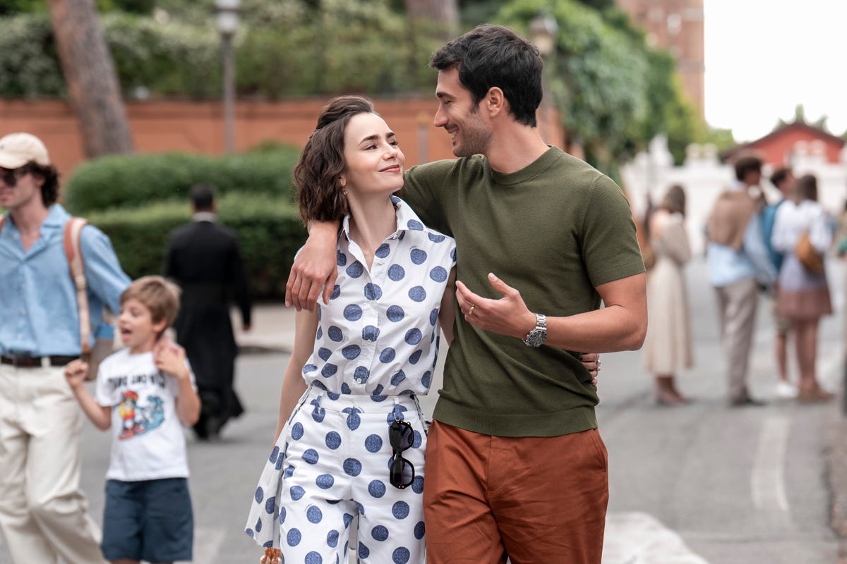 Emily in Paris. (v.l.n.r.) Lily Collins als Emily, Eugenio Franceschini als Marcello in Emily in Paris. cr. Giulia Parmigiani/Netflix © 2025