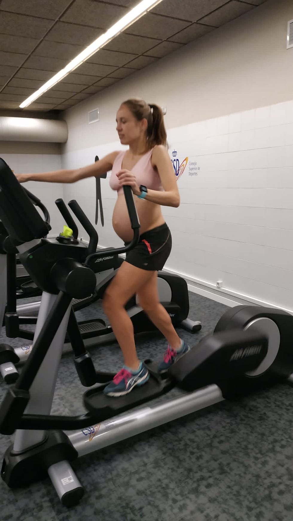 Exercise machine, Exercise equipment, Gym, Physical fitness, Room, Fitness professional, Sports equipment, Elliptical trainer, Leg, Arm, 