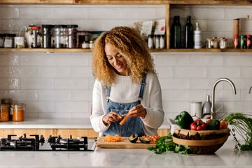 een vrouw is aan het koken